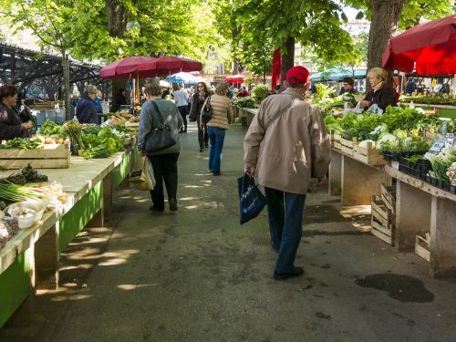 Menschen gehen auf dem Gemüsemarkt einkaufen.