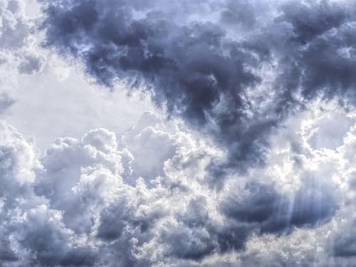 Himmel mit dunklen Wolken und ein paar hindurchfallenden Sonnenstrahlen © FelixMitterrmeier, Pixabay