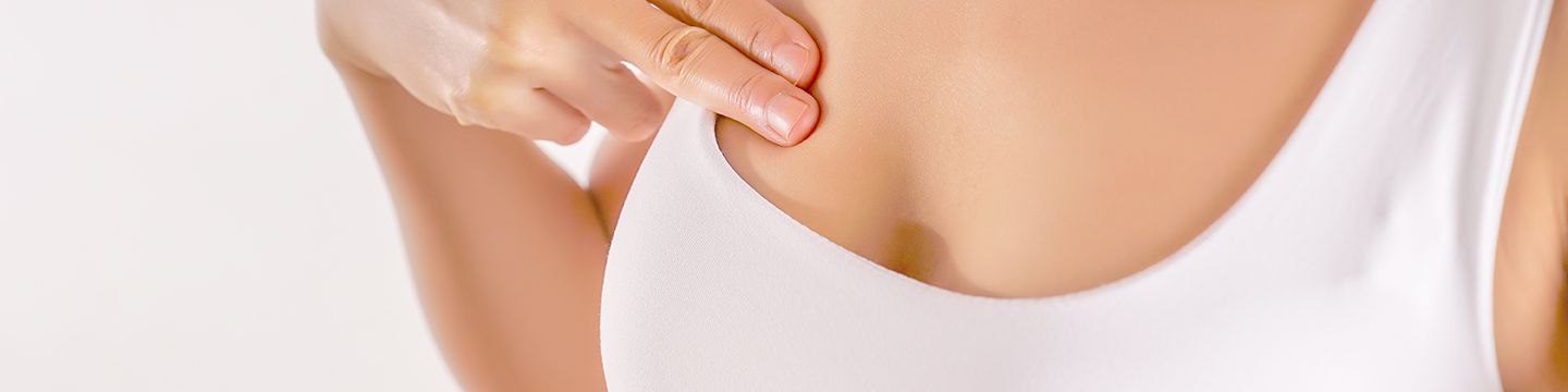 Eine Frau tastet ihre Brust ab. © BigmanKn, Shutterstock