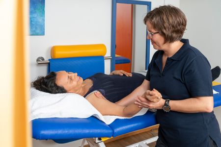 Physiotherapeutin behandelt eine Patientin mit einem Lymphödem am Arm. Bild: Tobias Schwerdt © Krebsinformationsdienst, DKFZ