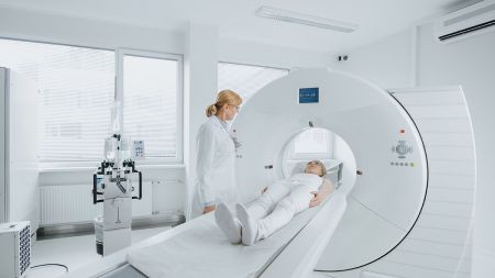 Radiologin und Patientin beim CT © Gorodenkoff, Adobe Stock