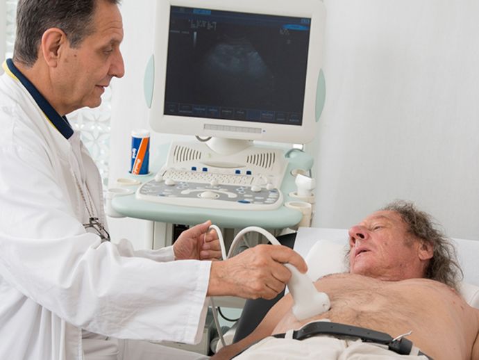 Mann erhält eine Ultraschalluntersuchung des Bauchraumes durch einen Arzt. Foto: Tobias Schwerdt © Krebsinformationsdienst, DKFZ © 