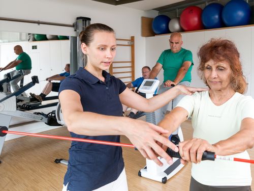Krebspatientin trainiert unter Anleitung einer Physiotherapeutin ihre Beweglichkeit und Kraft.