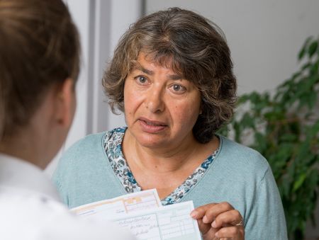 Frau spricht mit Ärztin. Foto: Tobias Schwerdt © Krebsinformationsdienst, Deutsches Krebsforschungszentrum