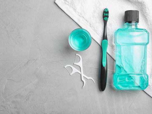 Mundpflegeset mit Mundspülung, Zahnbürste, Zahnseide und Handtuch © New Africa, Shutterstock
