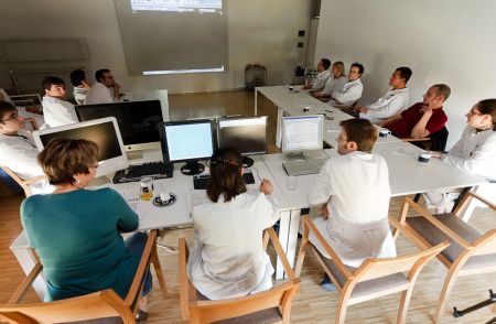Ärzte aus verschiedenen Fachrichtungen besprechen Krankheitsbild eines Patienten. Foto: Philip Benjamin © NCT Heidelberg