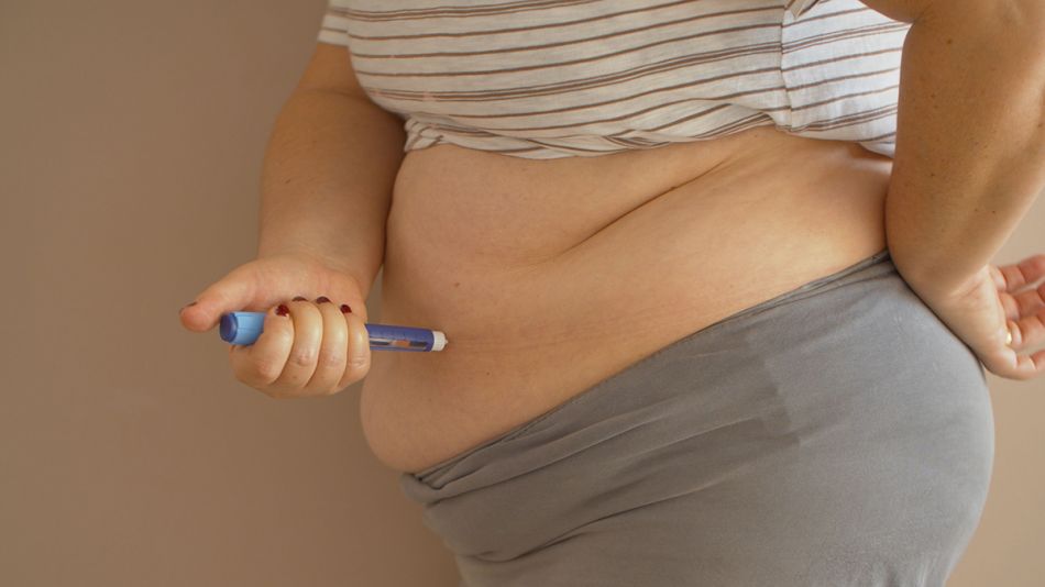 Eine übergewichtige Frau spritzt sich ein Diabetes Medikament. © MauricioSPY, Shutterstock