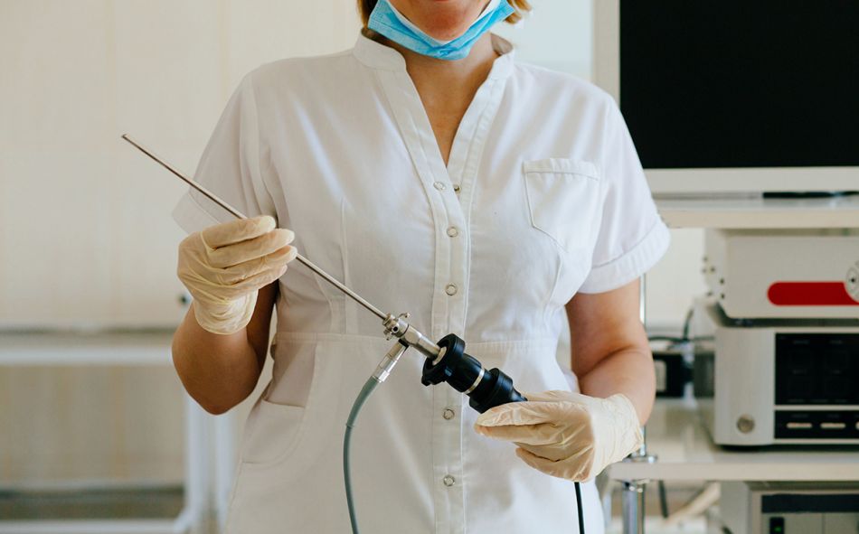 Eine Ärztin hält eine Hysteroskop. © Iryna Inshyna, Shutterstock