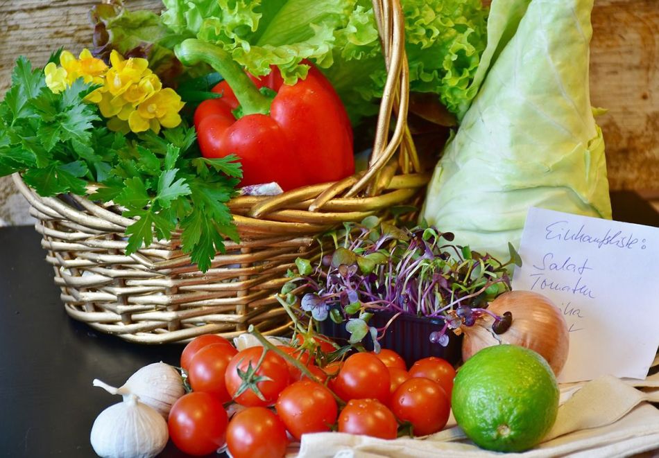 Korb mit Gemüse und Einkaufsliste © b1-foto, Pixabay