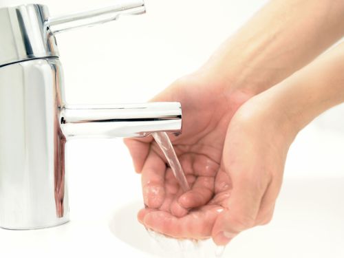 Frau wäscht sich die Hände.