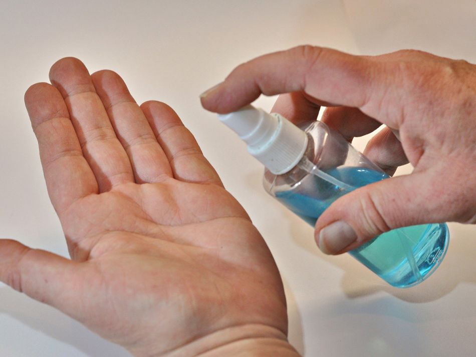 Eine Hand mit Desinfektionsspray sprüht Desinfektionsmnittel in eine andere Hand. © renateko, Pixabay