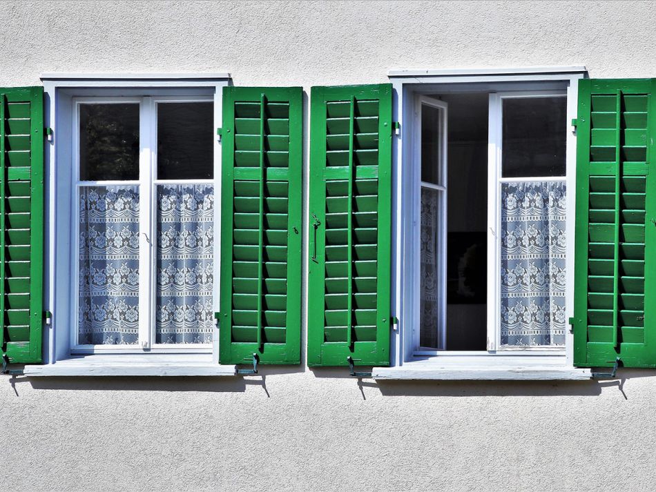 Zwei Fenster mit grünen Fensterläden, ein Fenster ist zum Lüften geöffnet. © pasja1000, Pixabay