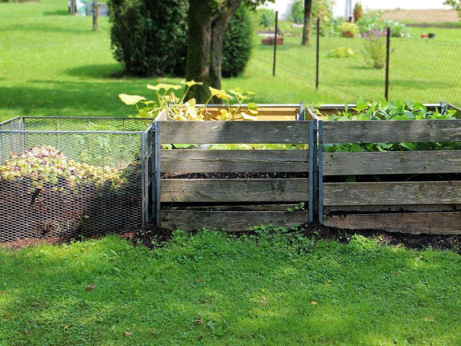 Drei verschieden große Kompostbehältnisse im Garten © Antranias, Pixabay