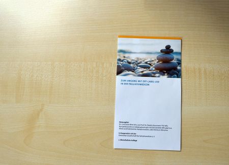 Broschüre "Zum Umgang mit Off-Label-Use in der Palliativmedizin" © Krebsinformationsdienst, Deutsches Krebsforschungszentrum