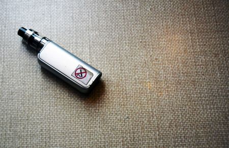 Eine E-Zigarette mit dem Symbol für Nichtraucher.