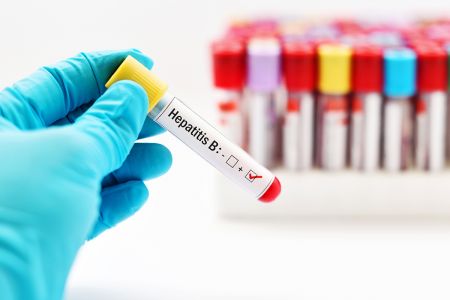 Blutröhrchen, die für einen Hepatitis B-Test vorgesehen sind.