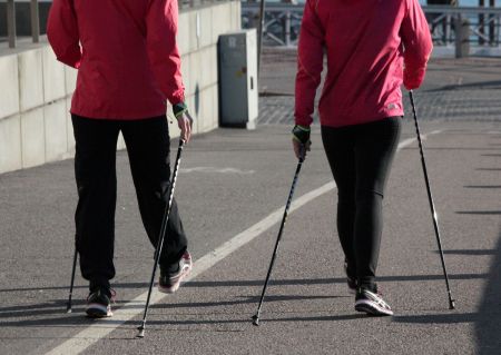 Zwei Personen beim Nordic Walking, von hinten fotografiert.