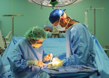 Zwei Ärzte während einer Operation.