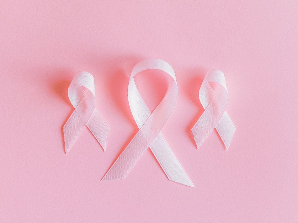 Drei rosa Schleifen als Symbol für Brustkrebs-Awareness.