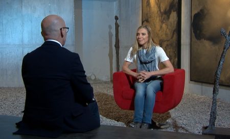 Interviewer spricht mit einer Krebsbetroffenen. 