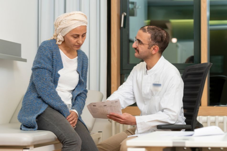 Krebspatientin bespricht sich mit ihrem Arzt zu ihrer Reha.