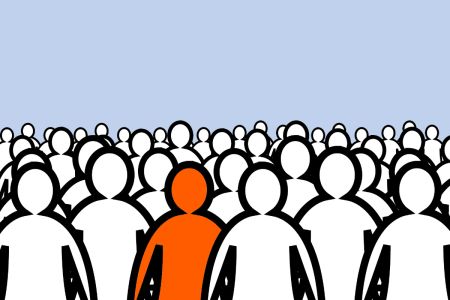 Grafisch dargestellte Menschenmenge, eine Person ist andersfarbig
