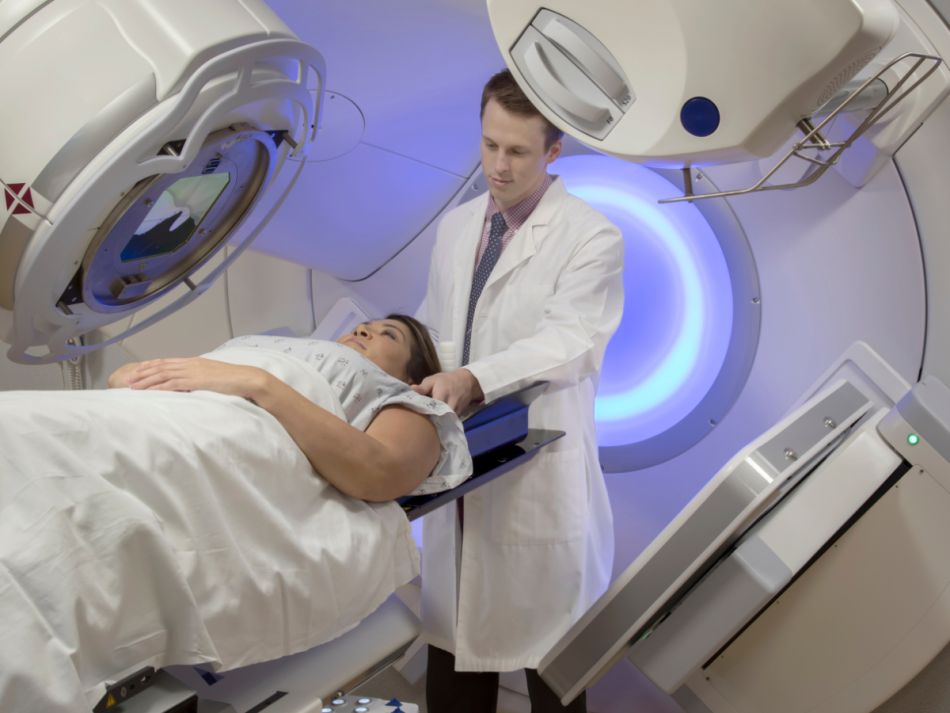 Eine Frau liegt in einem Bestrahlungsgerät.