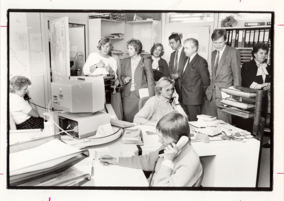 Besuch der damaligen Baden-Württembergischen Sozialministerin Barbara Schäfer-Wiegand beim Krebsinformationsdienst im Jahr 1987, u.a. in Anwesenheit von Harald zur Hausen.
