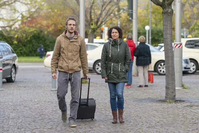 Fahrt ins Krankenhaus, © Krebsinformationsdienst, DKFZ; Foto: Tobias Schwerdt Paar auf dem Weg vom Taxi in die Klinik.