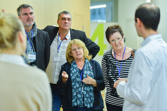(v.l.n.r.) Uli Roth, Michael Roth, Renate Haidinger und Karin Arndt, Mitglieder im Patientenbeirat Krebsforschung des DKFZ, im Gespräch mit Dr. Peter Horak vom NCT Heidelberg © Uwe Anspach, DKFZ