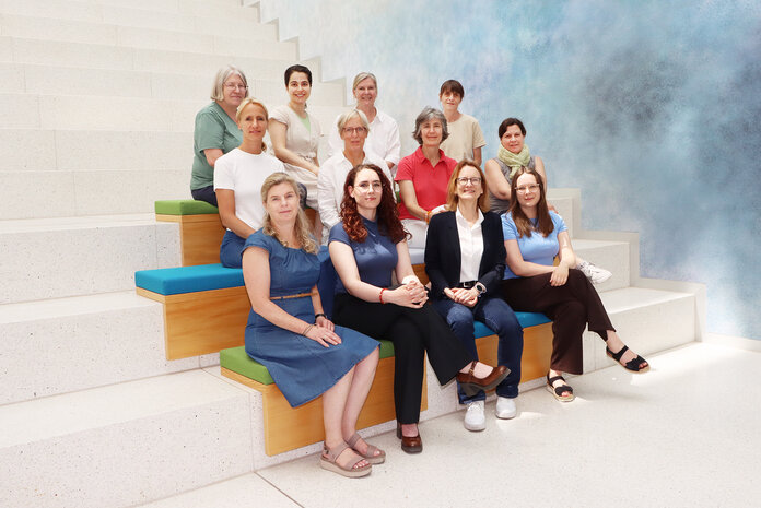 Mitarbeiterinnen des Wissensmanagement, © Krebsinformationsdienst, DKFZ Die Mitarbeiterinnen vom Wissensmanagement des Krebsinformatiinsdienstes stehen zum Gruppenfoto auf einer Treppe