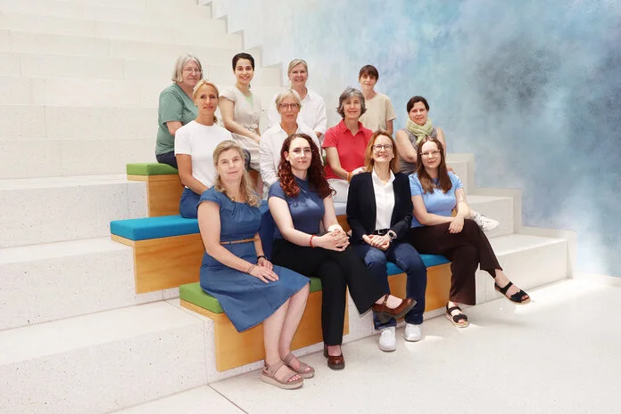 Mitarbeiterinnen des Wissensmanagement, © Krebsinformationsdienst, DKFZ Die Mitarbeiterinnen vom Wissensmanagement des Krebsinformatiinsdienstes stehen zum Gruppenfoto auf einer Treppe