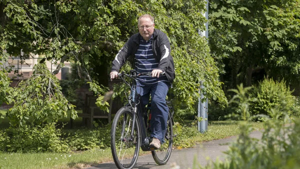 Fahrradfahren, © Krebsinformationsdienst, DKFZ; Foto: Tobias Schwerdt Ein Mann fährt mit dem Fahrrad auf einem Fahrradweg durch die Natur