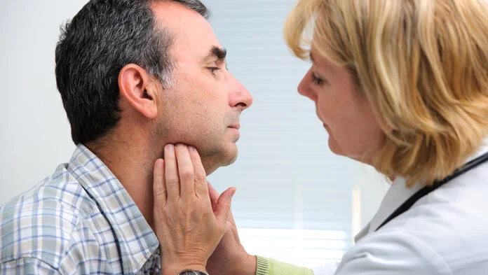 Halslymphknoten abtasten, © Alexander Raths, Shutterstock Äztin tastet einem Mann die Halslymphknoten ab