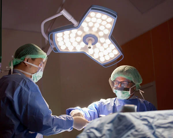 Operation, © I AM NIKOM, Shutterstock Zwei Ärzte operieren.