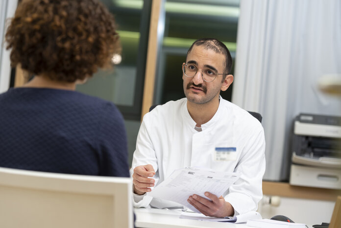Arztgespräch, © Krebsinformationsdienst, DKFZ; Foto: Tobias Schwerdt Arzt spricht mit einer jungen Patientin.