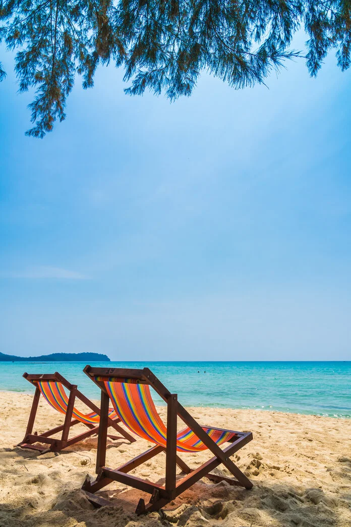 Zwei Liegestühle am Strand