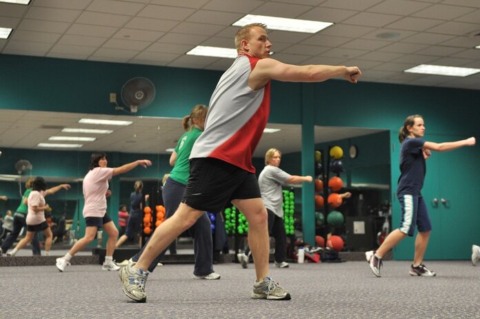 Gruppensport, © janeb13, Pixabay Eine Sportgruppe macht Übungen in der Turnhalle.