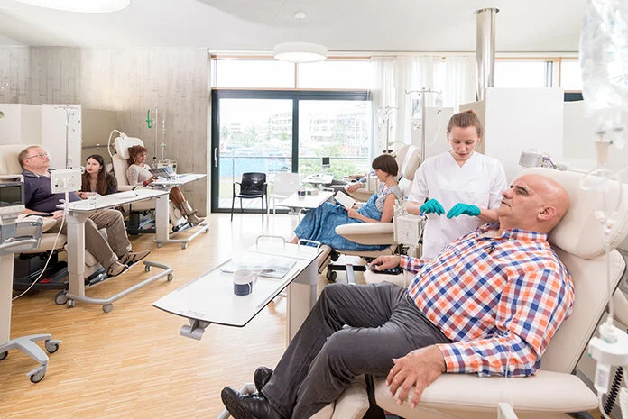 Krankenschwester verabreicht Chemotherapie © Krebsinformationsdienst, Deutsches Krebsforschungszentrum, Krebsinformationsdienst, Deutsches Krebsforschungszentrum Krankenschwester verabreicht Chemotherapie © Krebsinformationsdienst, Deutsches Krebsforschungszentrum