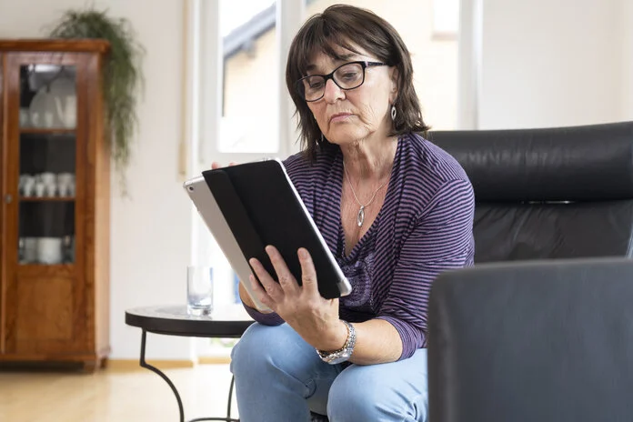 Informationssuche mit Tablet, © Krebsinformationsdienst, DKFZ; Foto: Tobias Schwerdt Eine Frau schaut auf den Bildschirm eines Tablets.
