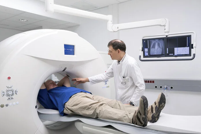 Computertomograph, © Krebsinformationsdienst, DKFZ; Foto: Tobias Schwerdt Mann, der gerade in einem Computertomographen liegt.