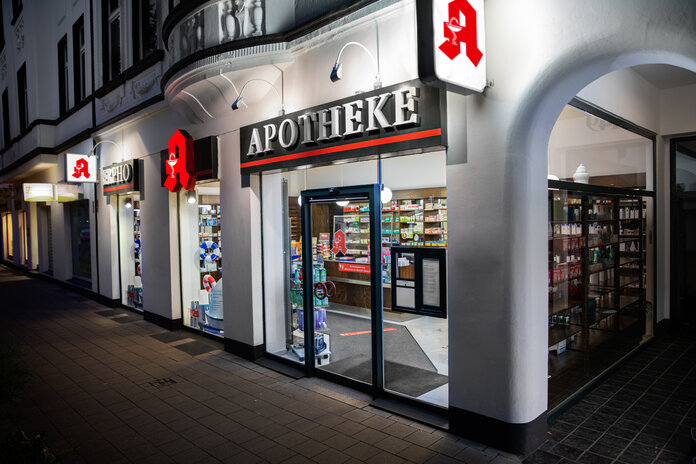 Notdienst-Apotheke, © ABDA Notdienst-Apotheke von außen bei Nacht