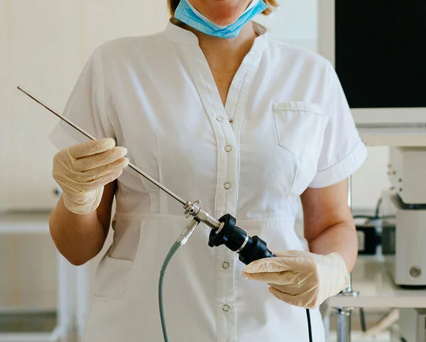Eine Ärztin hält eine Hysteroskop., © Iryna Inshyna, Shutterstock Link auf den Text "Diagnose Endometriumkarzinom: Untersuchungen bei Krebsverdacht"