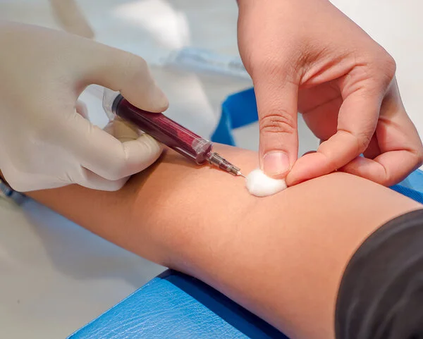 Blutabnahme, © HYS_NP, Shutterstock Eine Ärztin nimmt einem Patienten Blut in der Ellenbeuge ab.