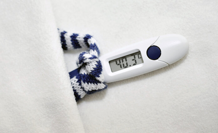 Fieberthermometer, © congerdesign, Pixabay Fieberthermometer, das 40,3 Grad anzeigt, einen winzigen blau-weiß gestreiften Schal trägt und in einem winzigen weißen Bett liegt
