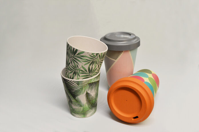 Vier Mehrwegbecher aus einem Gemisch aus Kunststoff und Bambusfasern.