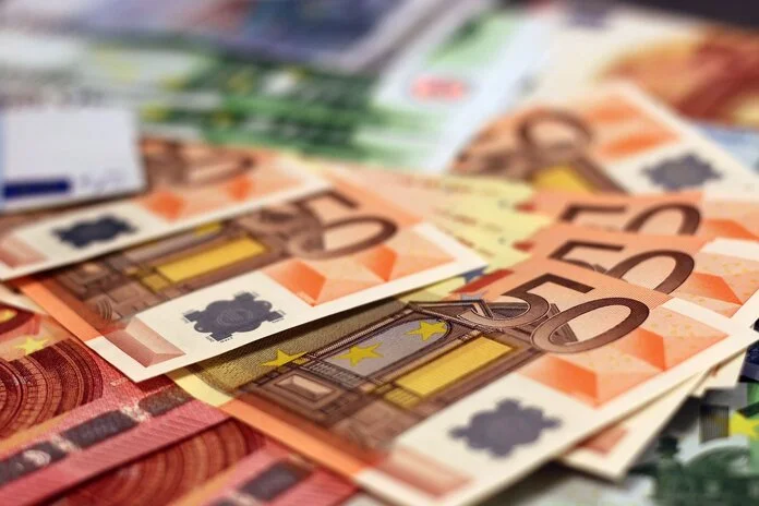 Geldscheine, © Moerschy, Pixabay Mehrere 50-Euro-Scheine liegen übereinander.
