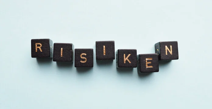 Risiken, © Krebsinformationsdienst, DKFZ Buchstabenwürfel stellen das Wort "Risiken" dar.