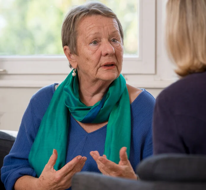 Gespräch , © Krebsinformationsdienst, DKFZ; Foto: Tobias Schwerdt Ältere Frau spricht mit einer anderen Person.