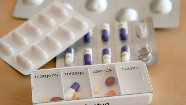 Medikamente, © Krebsinformationsdienst, DKFZ; Foto: Tobias Schwerdt Verschiedene Tablettenblister und eine Tablettenschachtel als Dosierhilfe für die Einnahme verschiedener Tabletten zu festen Zeitpunkten am Tag.
